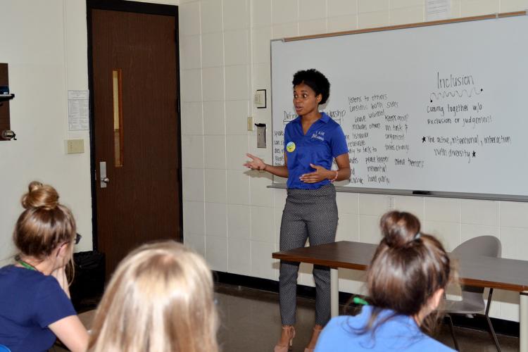 Persia Woodard, vice president of UK MANRRS, speaks to a group of 4-H'ers during Teen Conference.