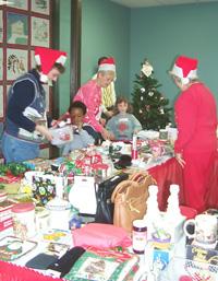 Lyon County Extension Homemakers assist Head Start children to select holiday gifts for family members