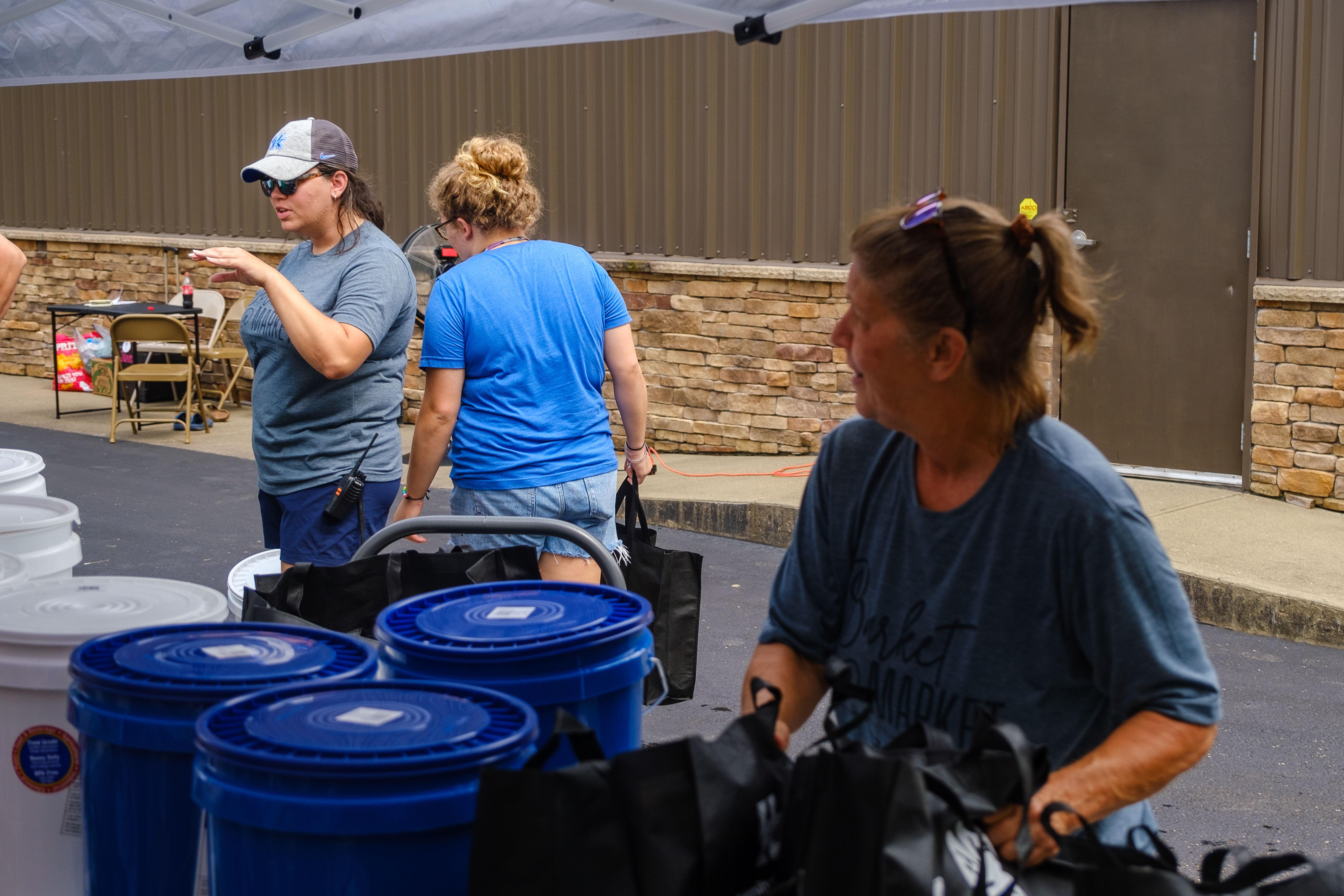 Huffman, far right, instructs volunteers. Photo by Matt Barton, UK Agricultural Communications Specialist