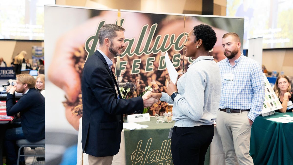 Anthony Kock with Hallway Feeds shaking hands with a UK student. Photo by Martin-Gatton CAFE.