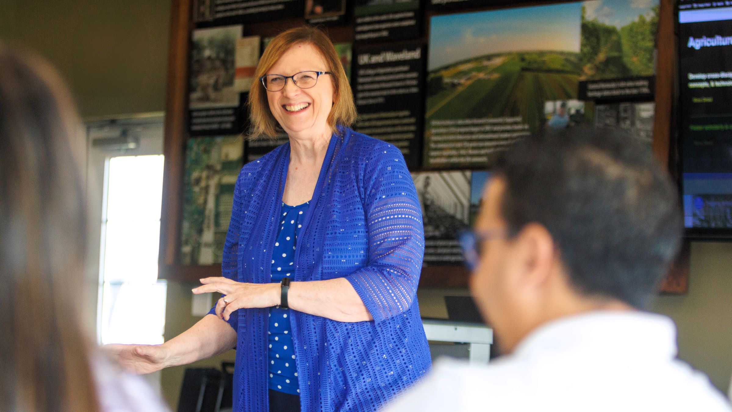 Laura Stephenson speaking to a group at the UK Horticulture Research Farm. Photo by Matt Barton. 